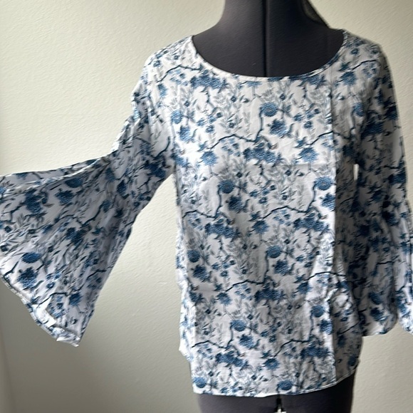 Francesca's top white blue floral bell sleeves size XS fresh clean - Picture 2 of 9